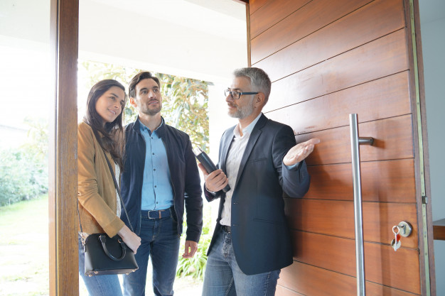 pareja-agente-inmobiliario-visitando-casa-moderna_69315-634 pareja-agente-inmobiliario-visitando-casa-moderna_69315-634