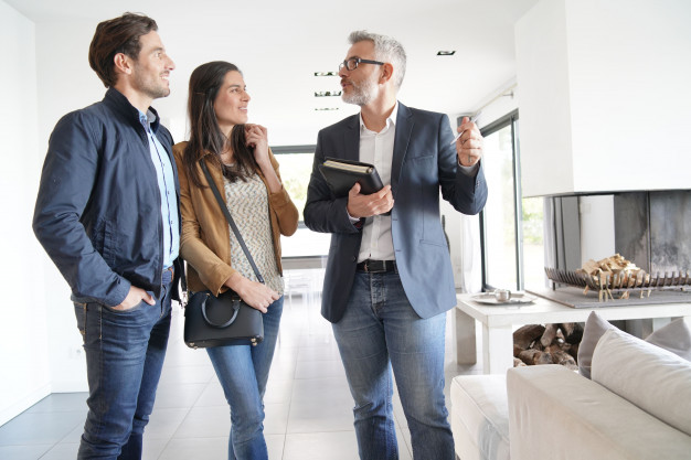 pareja-agente-inmobiliario-visitando-casa-moderna_69315-635 pareja-agente-inmobiliario-visitando-casa-moderna_69315-635